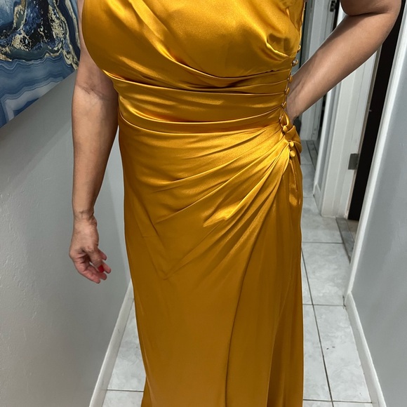 David Bridal GALINA SIGNATURE Charmeuse Draped One-Shoulder Dress size 10 - Picture 5 of 11